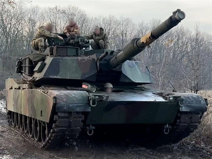 Binh sĩ Ukraine huấn luyện trên xe tăng M1A1 Abrams. (Ảnh: Forbes)