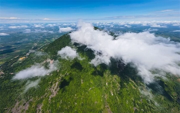 Hướng tầm mắt từ núi Bà Đen nhìn xuống, bạn sẽ thấy toàn bộ Ma Thiên Lãnh giống như lòng chảo khổng lồ với các cánh rừng nguyên sinh xanh thẳm bất tận. (Ảnh: Ngô Trần Hải An)