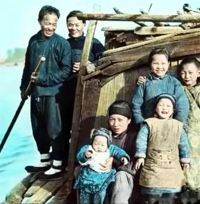   Bức ảnh chụp cả gia đình đang ngồi trên thuyền. Tất cả các thành viên đều đang mỉm cười hạnh phúc. Dường như họ có chuyến đi rất vui vẻ.  