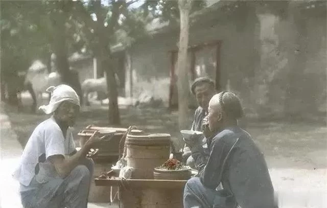   Những người bán hàng rong trên phố. Vào cuối triều đại nhà Thanh, có những người buôn bán nhỏ hoặc những người bán hàng rong đi dạo trên các con phố và ngõ hẻm. Cuộc sống mưu sinh của họ cũng gặp nhiều khó khăn.  