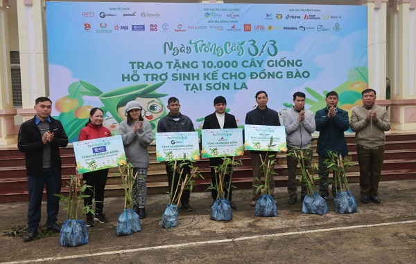 Tặng cây giống tre măng Bát Độ hỗ trợ sinh kế cho người dân Sơn La