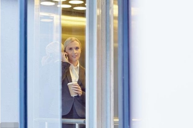 Tại sao thường có gương trong thang máy? Hóa ra đây mới là lý do thật sự!