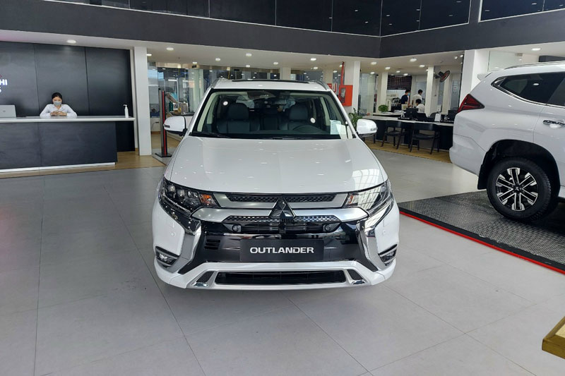 Mitsubishi Outlander giảm giá gần 80 triệu đồng, quyết đấu với Mazda CX-5