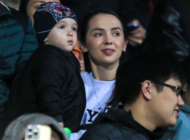 Vợ Việt kiều của Nguyễn Filip nổi bật trên khán đài, nhan sắc mẹ một con “không đùa được đâu"