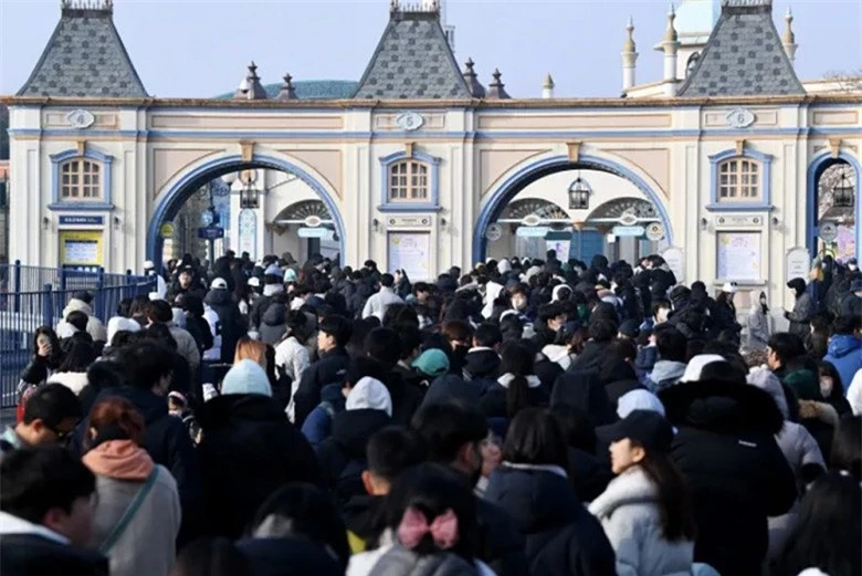 Hàng nghìn fan xếp hàng 6-7 tiếng, khóc không ngừng trong ngày cuối gặp "công chúa tài phiệt" Fubao - 2