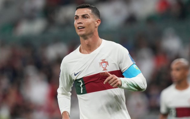 Bạn gái "lỡ miệng" tiết lộ thời điểm Ronaldo giải nghệ tại show thời trang, fan lo lắng bởi thời gian quá gần