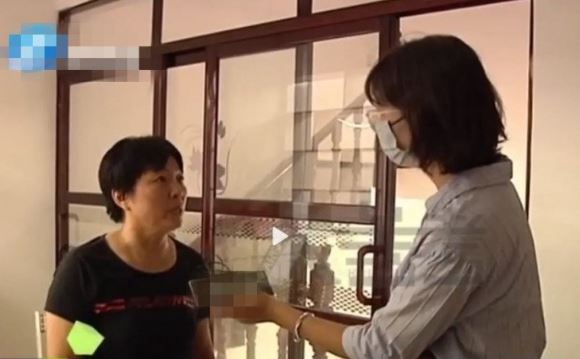 Cô dâu quỳ xin mẹ chồng một việc ngay giữa đám cưới, lời vừa nói ra hôn lễ liền bị hủy bỏ