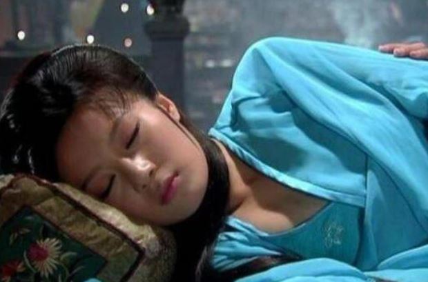 Vì sao khi ngủ, cung nữ Thanh triều buộc phải khép chặt hai chân, không được phép tách rời?