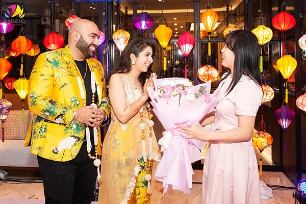 Đại diện lãnh đạo Trung tâm Xúc tiến du lịch Đà Nẵng tặng hoa chúc mừng cặp đôi Heena Paryani - Bhisham Ramchandani