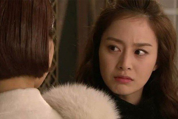 Mẹ bầu về phòng nghỉ ngơi để em chồng rửa bát liền bị nói 1 câu khiến cô choáng váng