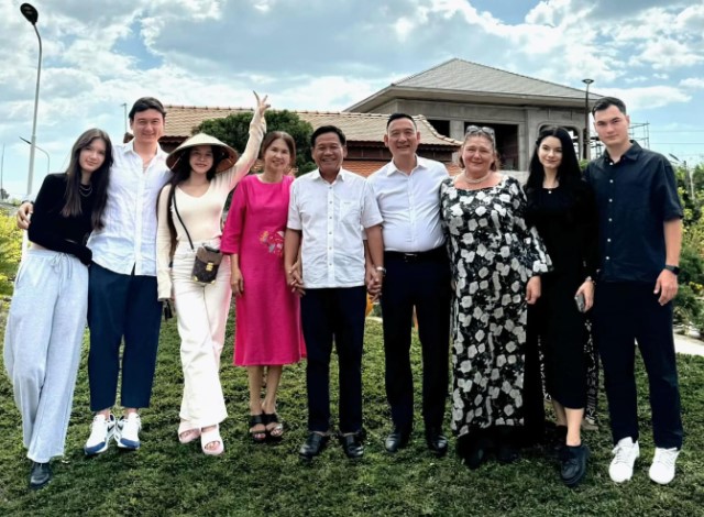 Nữ PT nóng bỏng hẹn hò thủ môn điển trai nhất tuyển Việt Nam, khéo léo thế nào mà khiến cả "em chồng tương lai" quấn quýt không rời