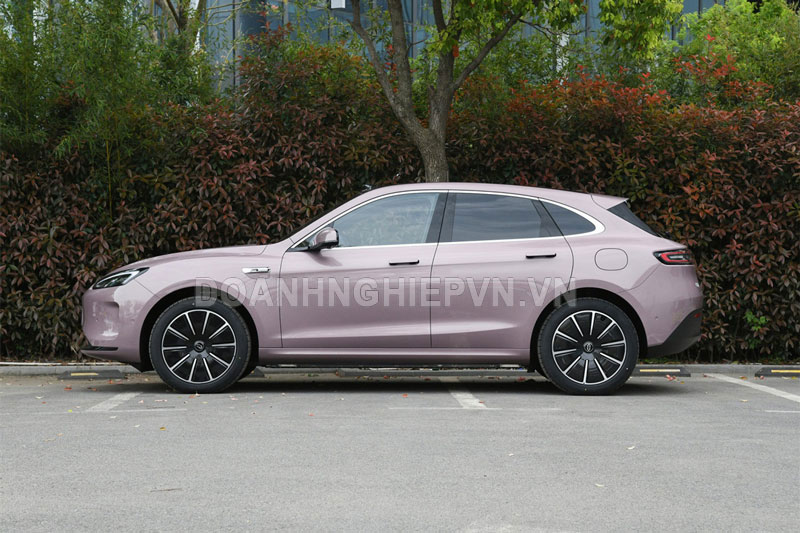 SUV đẹp giống Porsche, công suất 496 mã lực, tiêu thụ 0,53 lít xăng/100 km, giá 852 triệu đồng