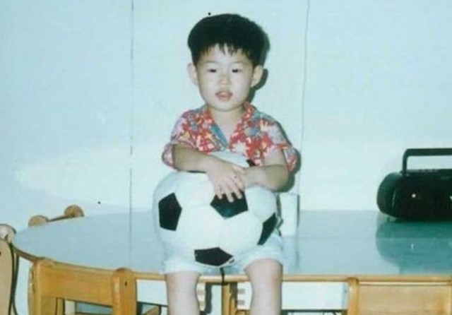 Hot lại loạt ảnh hồi nhỏ của "oppa" Son Heung-min: 3 tuổi đã ôm kè kè trái bóng, fan hết lời khen vì độ đáng yêu