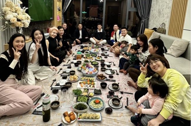 Hé lộ bức ảnh hiếm hoi bố mẹ Quang Hải và gia đình Chu Thanh Huyền chung mâm, mối quan hệ thông gia có tốt đẹp?