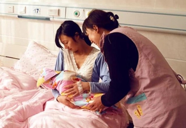 Được mẹ chồng chăm ở cữ mà tôi hoảng loạn, nhất là khi thấy bà ôm cháu lảo đảo muốn ngã