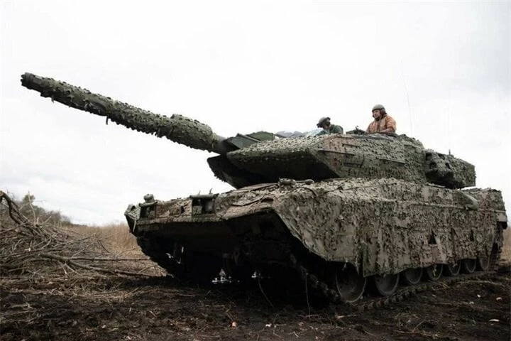 Binh sĩ Ukraine huấn luyện với xe tăng Strv 122 do Thụy Điển viện trợ.