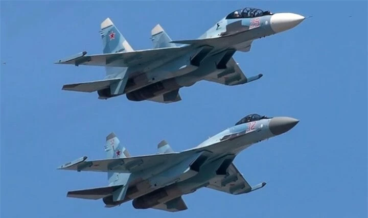 Máy bay chiến đấu Su-30SM của Không quân Nga (trên cùng) và Su-35.jpeg