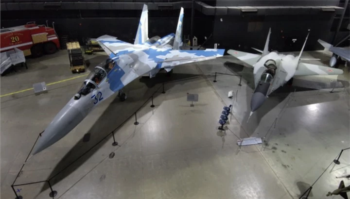 Su-27 của Ukraine và MiG-29 của Moldova tại Bảo tàng Không quân Mỹ.png