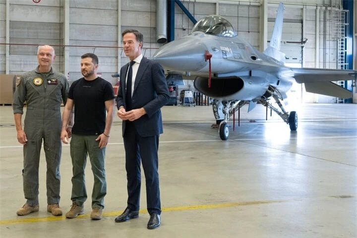 Tổng thống Ukraine Volodymyr Zelensky và Thủ tướng Hà Lan Mark Rutte bên máy bay chiến đấu F-16 ở Eindhoven (Hà Lan), vào tháng 8/2023. (Ảnh: Reuters)