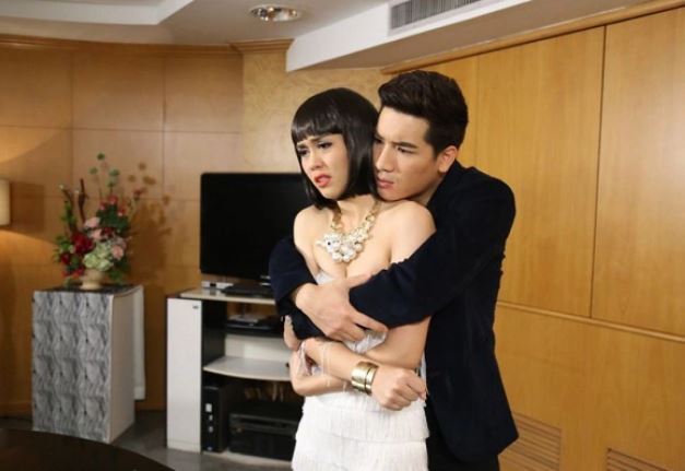 Chồng của bạn thân quá trơ trẽn và mặt dày mới dám làm hành động này với tôi trong cái đám cưới của chính anh ta