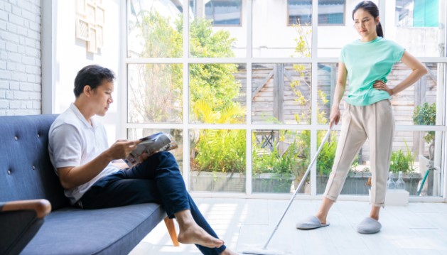 Nhìn anh trai ấm ức ký bản cam kết với vợ mà tôi vừa thấy buồn cười vừa giận anh