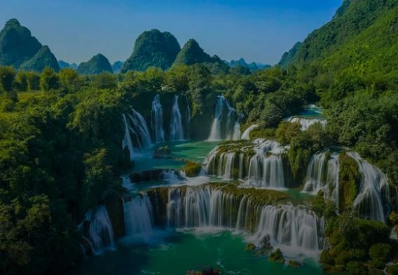 Thác Bản Giốc rộng khoảng 300 m, cao 35 m, gồm có thác phụ và thác chính. Theo Hiệp ước biên giới trên đất liền giữa Việt Nam và Trung Quốc (năm 1999), phần thác phụ hoàn toàn thuộc về lãnh thổ Việt Nam, phần thác chính chia đôi giữa Việt Nam và Trung Quốc. Thác chính có độ cao 70 m, độ sâu 60 m rộng 300 m chia thành ba tầng gồm nhiều ngọn thác lớn nhỏ khác nhau. Dưới chân thác là mặt sông rộng, với hai bên bờ là những thảm cỏ và vạt rừng nguyên sinh, mặt sông này hai bên Việt Nam và Trung Quốc cùng sử dụng chung.
