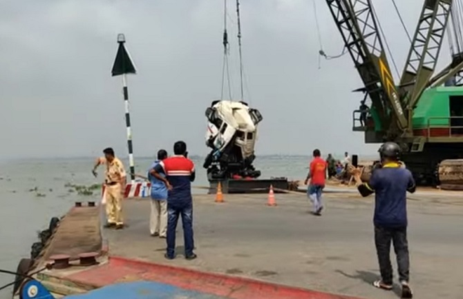 Đồng Tháp: Trượt mỏ phà, xe tải lao thẳng xuống sông Tiền