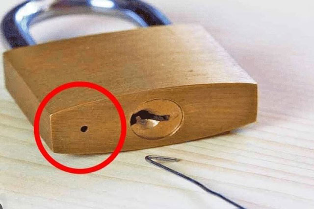 Trên các ổ khóa thường có thêm 1 lỗ nhỏ, chúng có công dụng gì? Rất nhiều người chưa biết mẹo hay với chúng