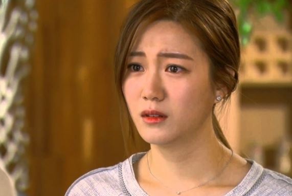 Về ra mắt nhà người yêu, đang rôm rả thì anh ra ngoài nghe điện thoại, tôi bàng hoàng đến tím mặt khi mẹ anh ghé tai thủ thỉ: 'Biến'