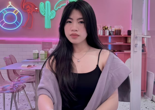 Xả vai "cơn lốc đường biên" hotgirl bóng đá Thanh Nhã diện đồ táo bạo đi trà sữa