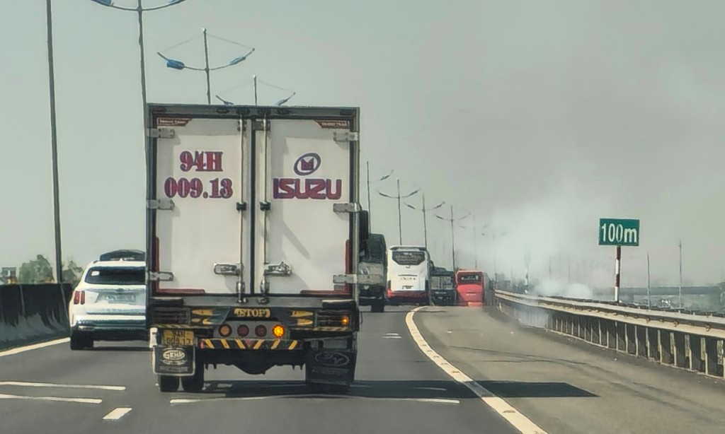 Nguy cơ tai nạn giao thông trên cao tốc Trung Lương - Mỹ Thuận do đốt rác bừa bãi