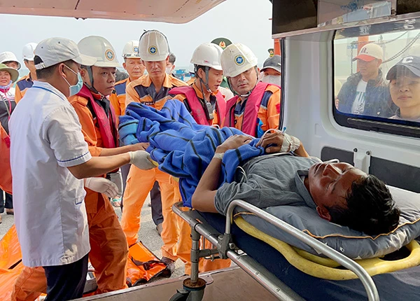 Chiều ngày 7/3, ngư dân Hoàng Minh Nhơn đã được tàu SAR 412 đưa về đến Đà Nẵng an toàn, chuyển vào bệnh viện tiếp tục điều trị.