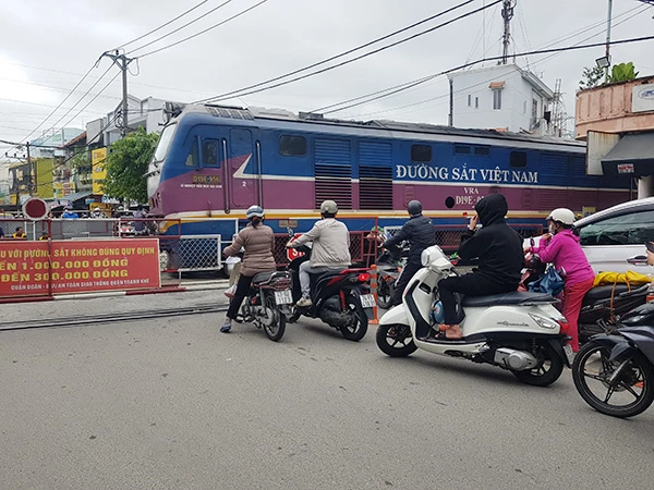 Dự án di dời ga đường sắt Đà Nẵng ra khỏi trung tâm TP đã được Bộ Chính trị ra nghị quyết từ năm 2003, nhưng sau hơn 20 năm vẫn chưa triển khai.