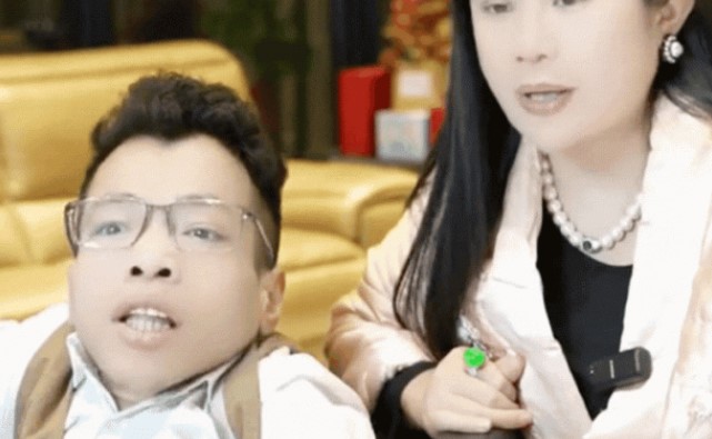 Chuy&#x1EC7;n t&#xEC;nh c&#x1EE7;a CEO ch&#x1EC9; cao 90cm v&#xE0; c&#xF4; th&#x1B0; k&#xFD; ch&#xE2;n d&#xE0;i xinh &#x111;&#x1EB9;p