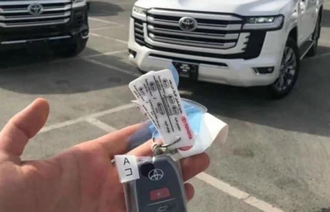 Toyota Land Cruiser LC300 thiếu chìa khóa giao cho khách hàng