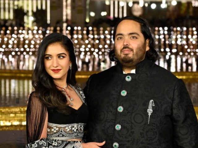 Tiệc cưới con trai tỷ phú giàu nhất châu Á: Dàn khách mời toàn tỷ phú hội tụ, Rihanna diễn cháy không kém Super Bowl