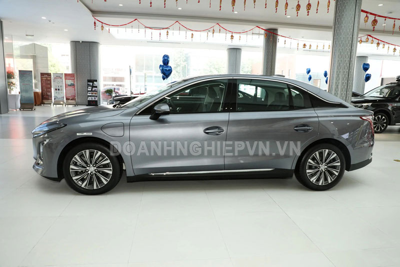 Xe sedan dài hơn 5 mét, thiết kế ấn tượng, giá 650 triệu đồng
