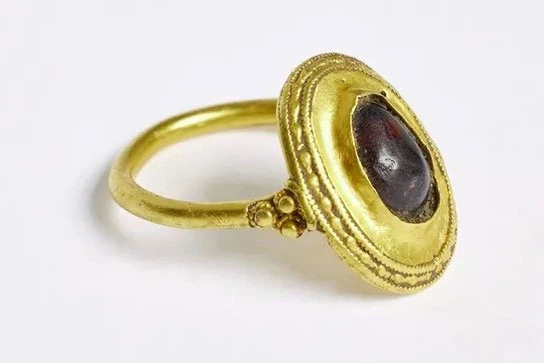 Chiếc nhẫn vàng gắn đá tinh xảo hơn 1.500 năm tuổi vừa được tìm thấy ở Đan Mạch.(Ảnh: The National Museumn)