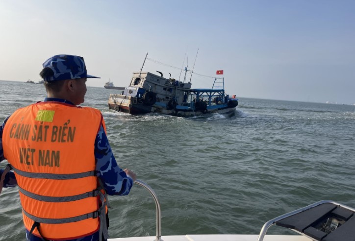 Bắt giữ tàu vận chuyển 50.000 lít dầu Do trái phép trên vùng biển Tây Nam