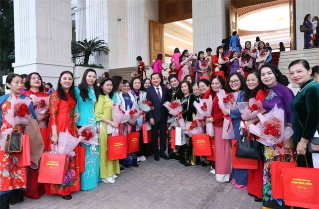 Tỏa sáng phẩm chất cao đẹp của người Phụ nữ Việt Nam, góp phần xây dựng đất nước ngày càng hùng cường, thịnh vượng, nhân dân ấm no, hạnh phúc - Ảnh 4.