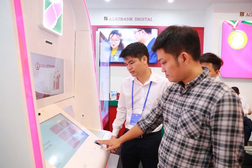 T&#x103;ng t&#x1ED1;c s&#x1ED1; h&#xF3;a, nhi&#x1EC1;u ng&#xE2;n h&#xE0;ng c&#xF3; t&#x1EF7; l&#x1EC7; h&#x1A1;n 90% giao d&#x1ECB;ch online