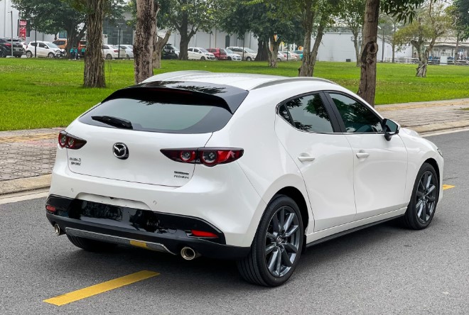 Mới chạy 3.000 km, Mazda3 'lướt' rớt giá khó tin trên sàn xe cũ