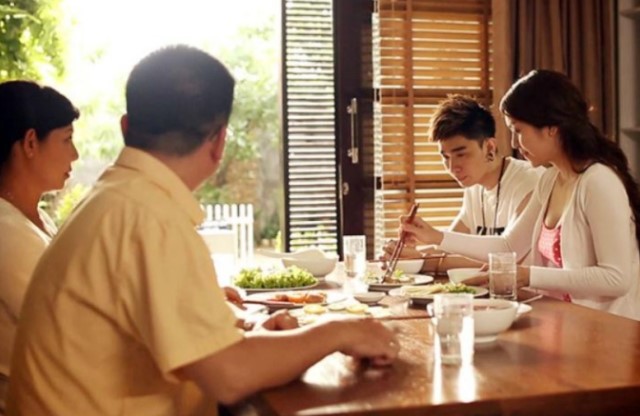 Trong bữa cơm, tôi góp ý một câu ngờ đâu bị đuổi cút khỏi nhà vì tội "con dâu dạy đời bố chồng"