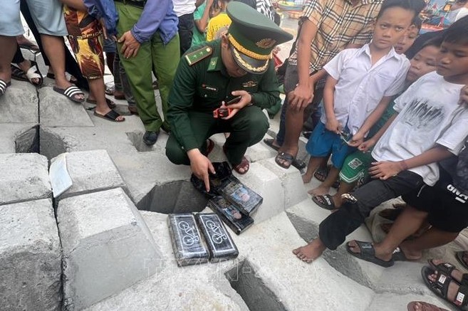 Quảng Ngãi phát hiện 4kg cocaine trôi dạt vào bờ biển 