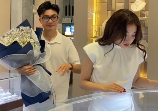 Thiếu gia Đồng Tháp "chơi lớn" tặng vợ bó hoa chất lượng không ông chồng nào dám "đu"