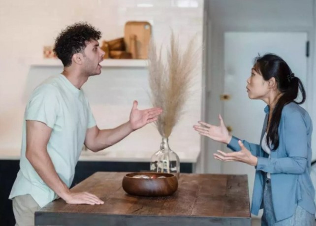 Nhìn bát cháo cháy khét đặt trước mặt, tôi lập tức gọi điện cho bố đến đón về, bất chấp lời xin lỗi của chồng