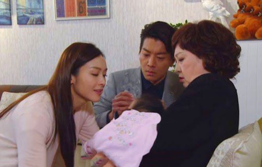 Gọi tôi về nhà ngoại ở cữ, vừa tròn tháng, mẹ đã nói một câu khiến vợ chồng tôi lục đục cãi nhau