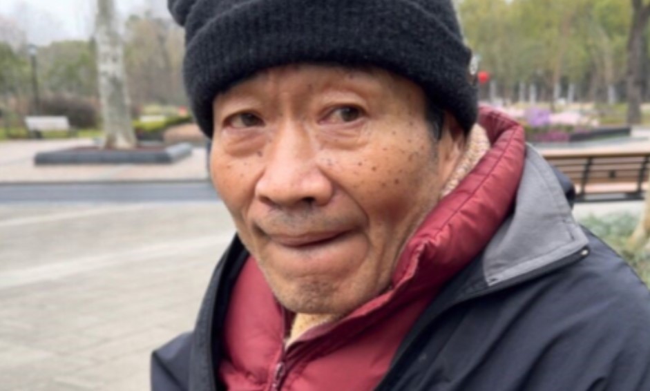 Chấp nhận đi nhặt rác và ăn đồ thừa để dành tiền cho con đi du học, cụ ông tan nát cõi lòng với câu nói của cô con gái