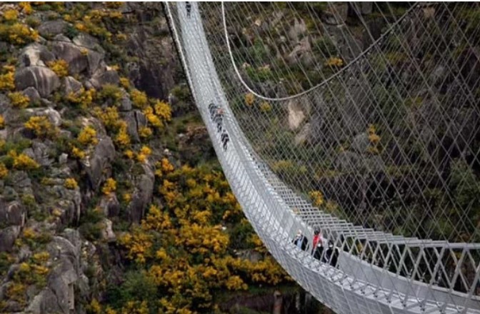 Cây cầu nằm chơi vơi giữa vách núi đá cao 175m, là kiệt tác nắm giữ kỷ lục thế giới