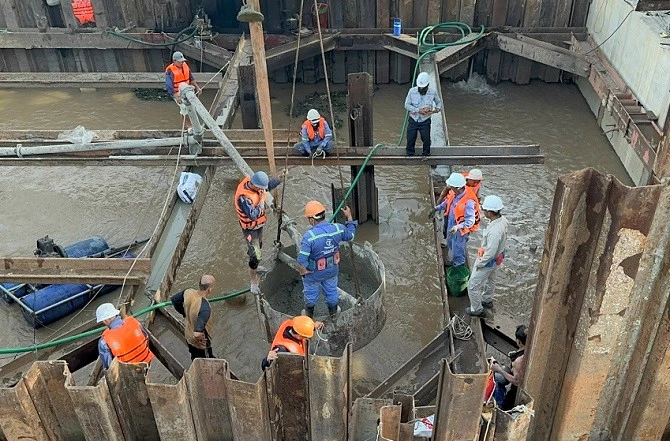 Cán bộ, kỹ sư và công nhân ngày đêm thi công cống ngăn mặn Nguyễn Tấn Thành (tỉnh Tiền Giang) để kịp đưa vào vận hành.